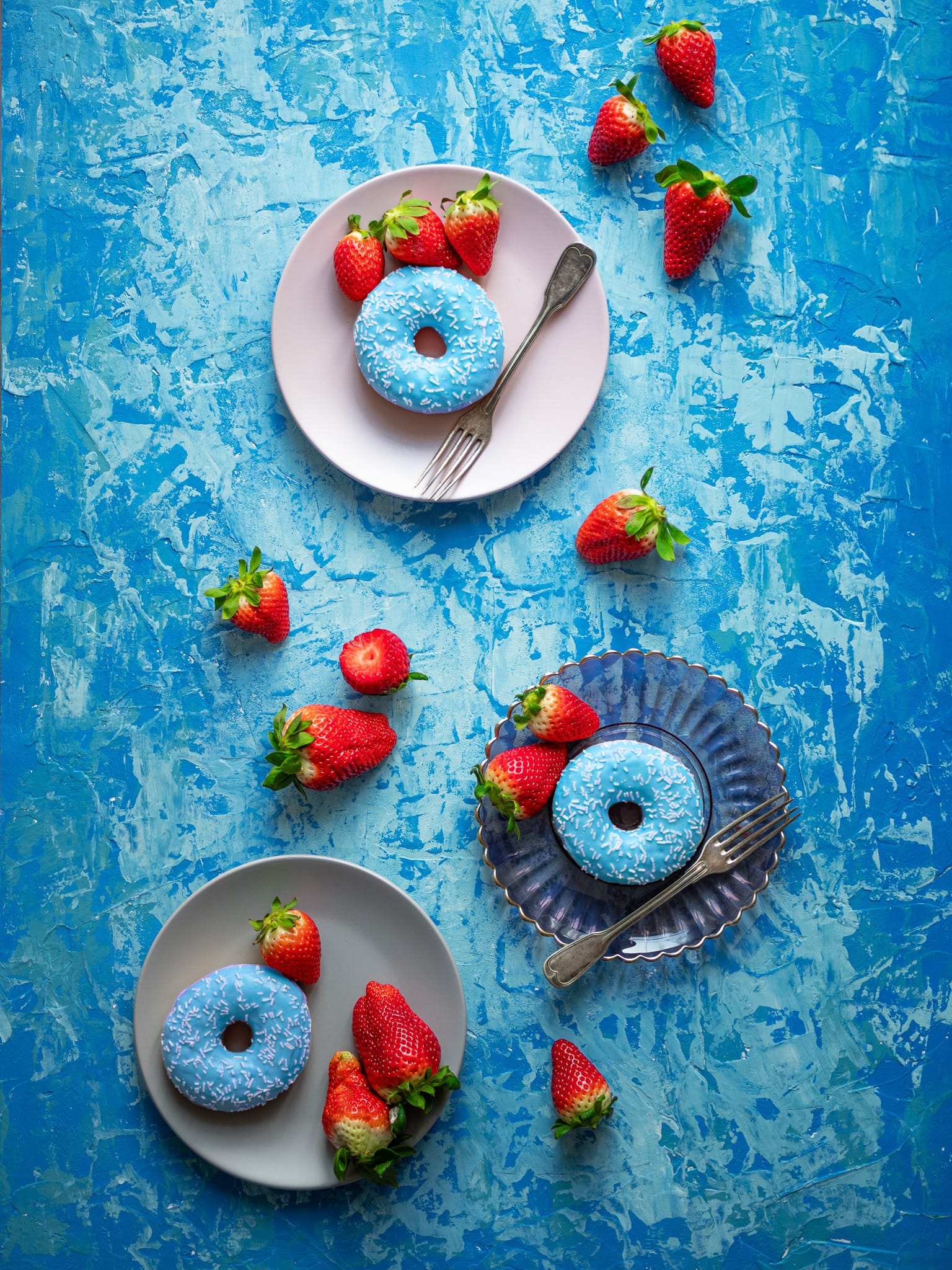 Niebieskie jedzenie na niebieskim Tle